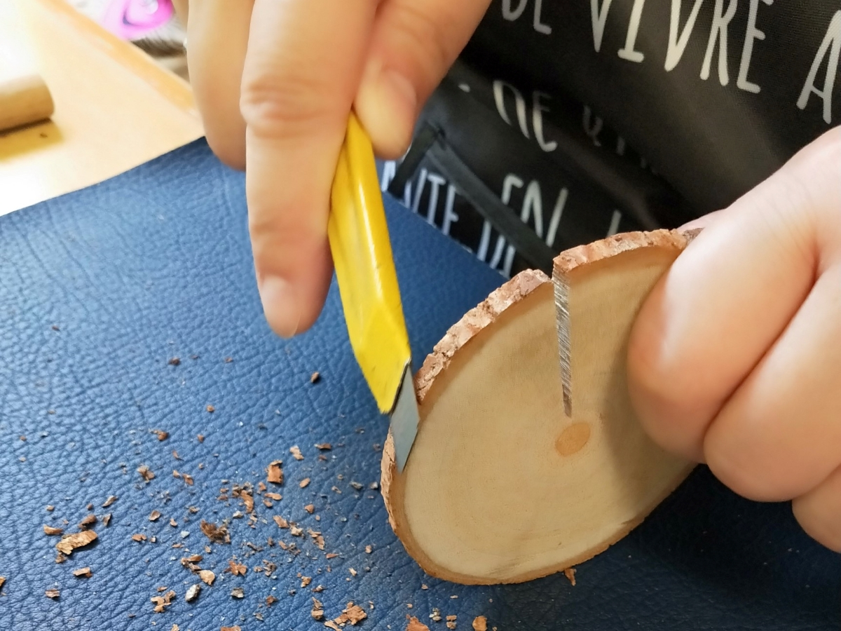 芳樟の丸板の皮を軽く削ります。この時とってもいい香りが広がって幸せな気分に♪