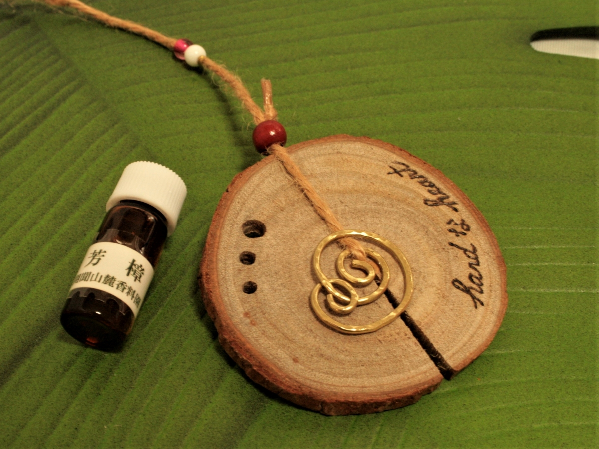 エッセンシャルオイル付き!香りのモビール♪ お部屋に吊るして木の部分にオイルを1滴たらすと心地よい自然な香りが部屋中に広がり癒されます。