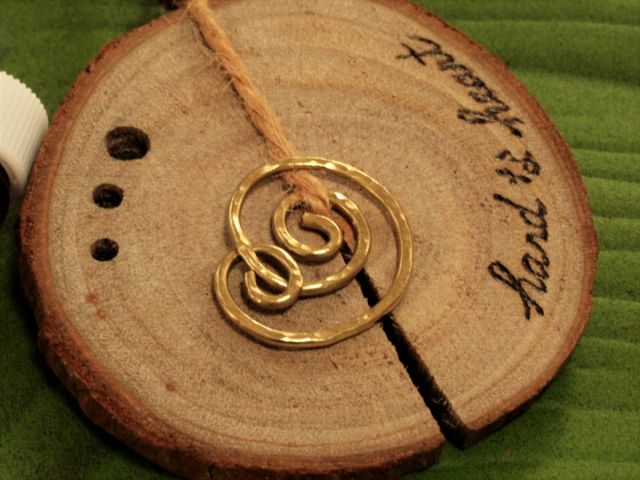 真鍮線で渦巻きの装飾を作ります。ご希望で焼き文字も入れられます。