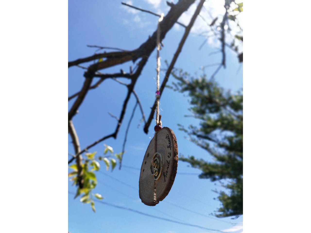 渦巻きの鎚目(金鎚で叩いた跡)がキラキラ光ります。 お好きなビーズを紐に通して華やかさを添えて…