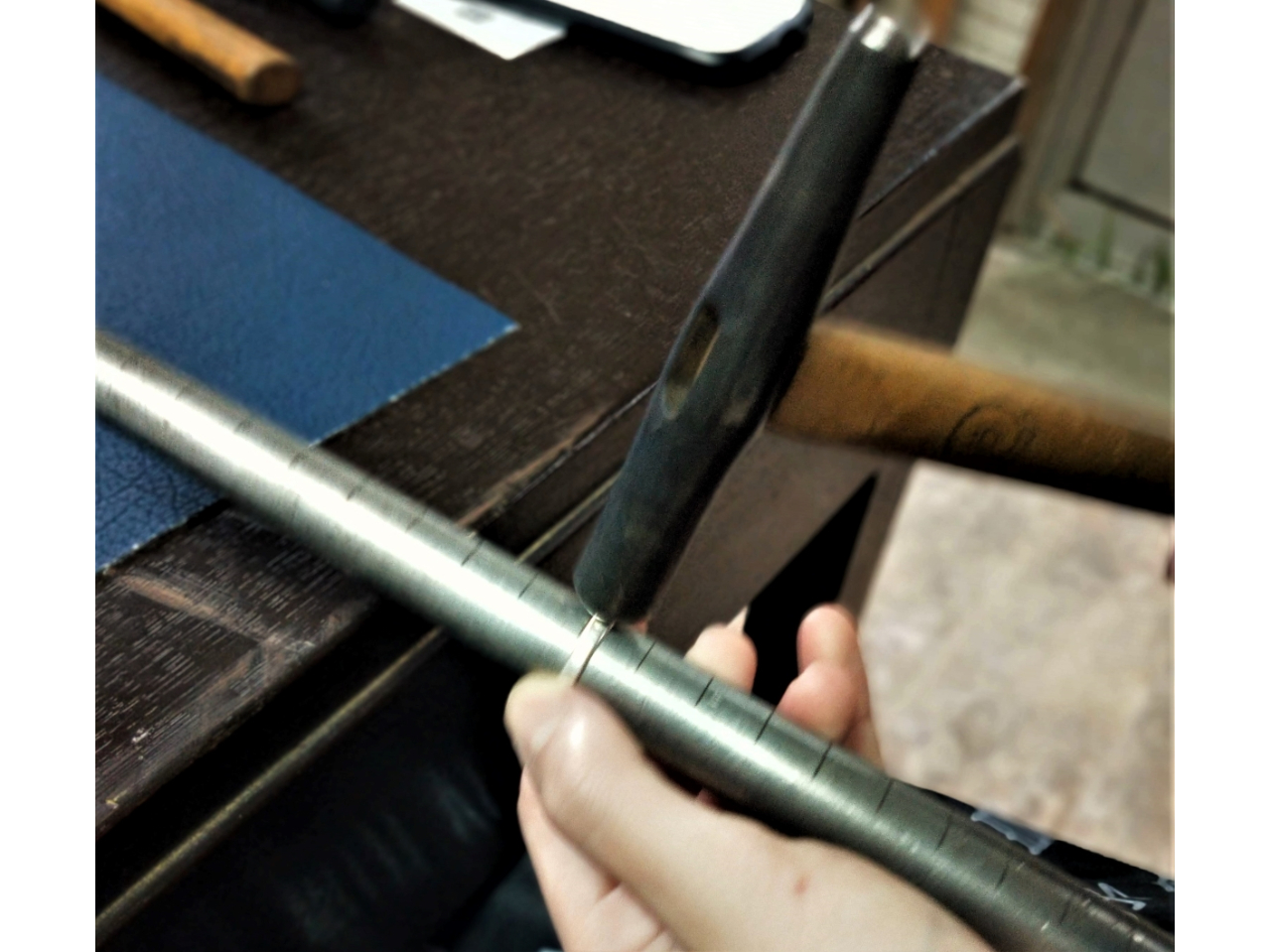 特殊な金鎚で叩いて鎚目(つちめ)をつけます。