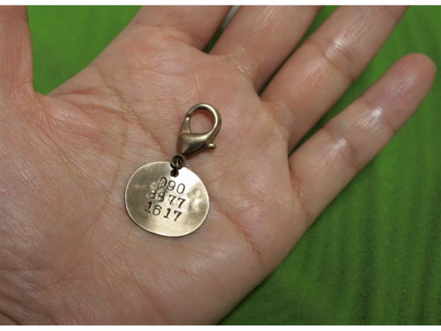 裏には電話番号を入れられます。