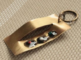 真鍮板を流れるような曲線に曲げた美しいフォルムに桜島の灰が・・・