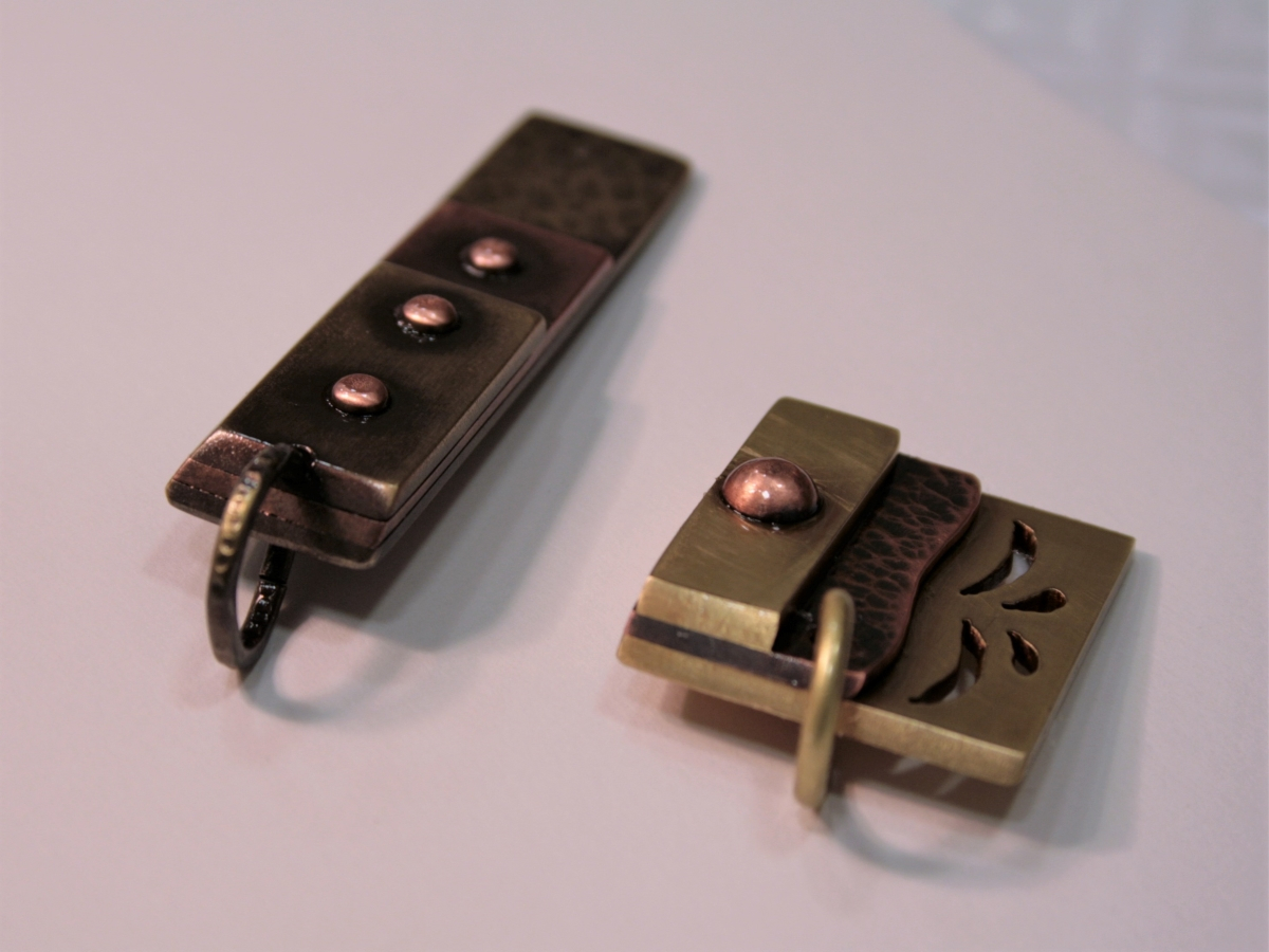 銅と真鍮を重ねて制作したペンダントトップ(生徒さんの作品)