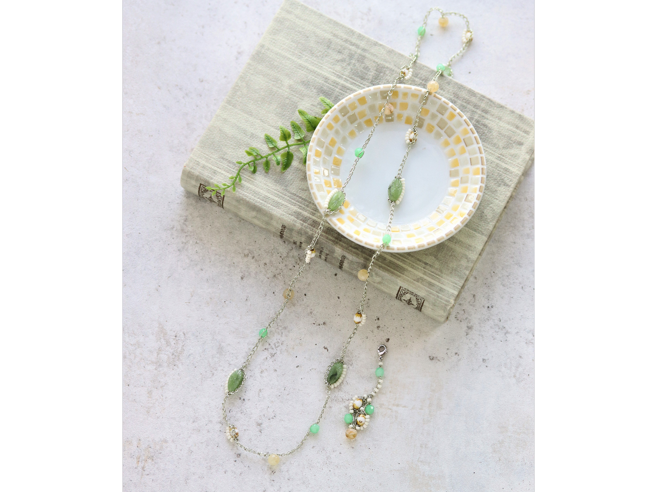 【新潟県 新潟市】ビーズを通したレース糸をかぎ針で編みながらアクセサリーを作るビ...