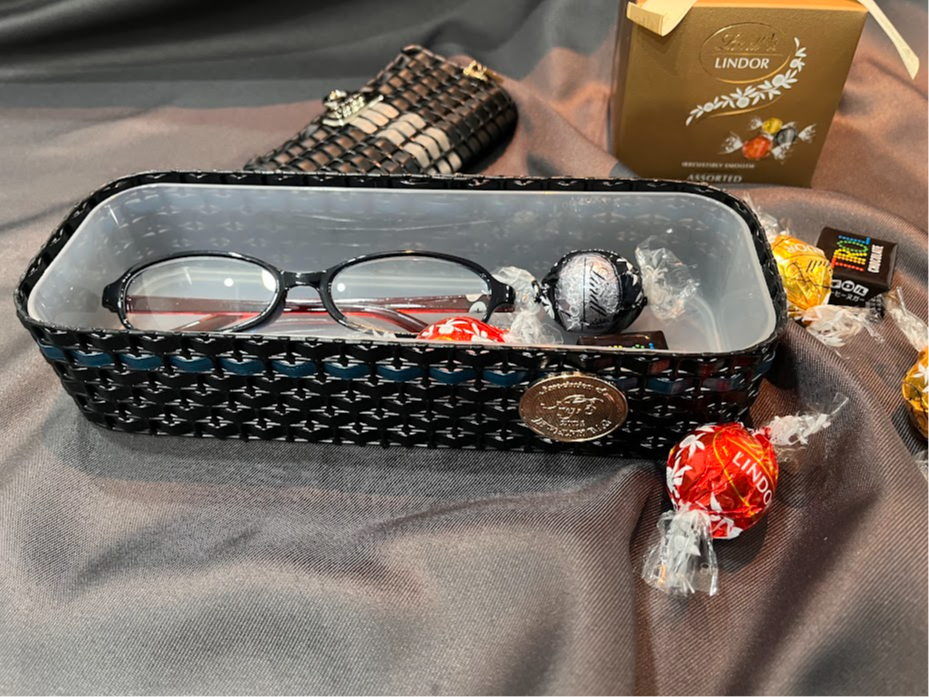 メガネや テレビやエアコンのリモコン。必需品の指定席を作ります。