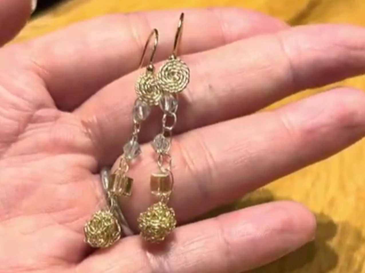 手の上にちょこんと乗るほどのプチサイズですが、存在感はあります !