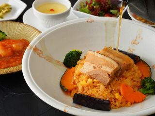 トンポーローのスパイシー炒飯 四川麻辣スープ添え