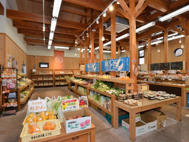 道の駅せせらぎの里こうらでは、旬の地元食材やオリジナル加工食品、こだわりのクレープやソフトクリーム、ピザが購入できます。