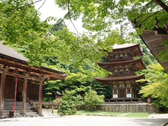 西明寺の本堂と三重塔は国宝に指定されています。