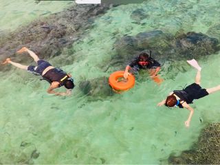 透き通る海でカヤッククルージング