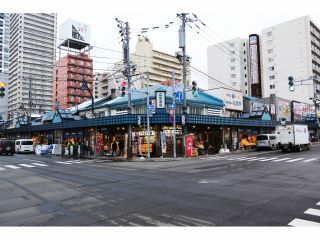 中心市街地に近い二条市場。125 年以上の歴史を持つ、札幌市民の台所として親しまれてきた市場です。