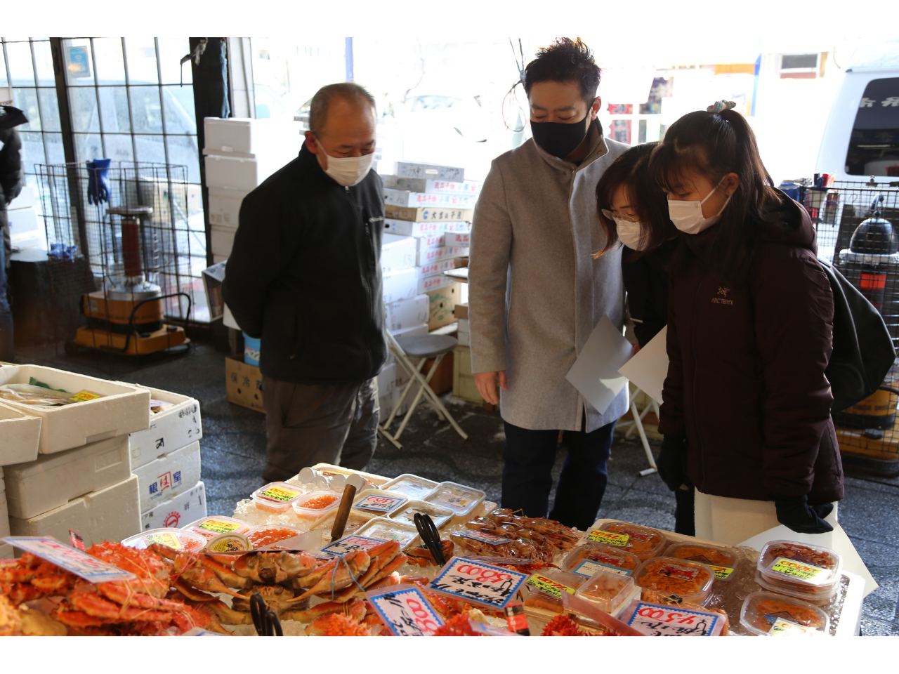 市場をアテンダントしてくれるのは、札幌観光大使で、サッポロコンシェルジュのセキバッチ!二条市場の店主さんとも大の仲良し!仲良しならではの距離感でショッピング!