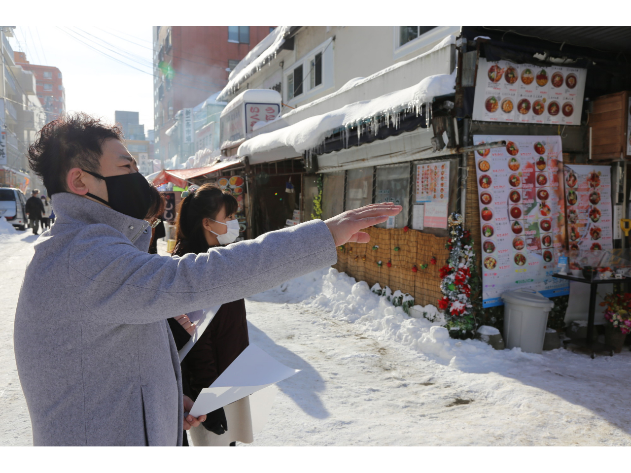 たくさんの店舗がひしめく市場を、効率よく巡れるように案内してくれるのは、二条市場をよく知るセキバッチならでは。