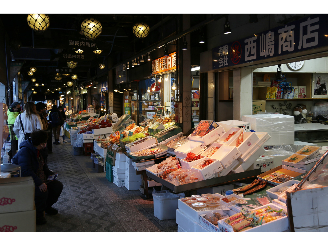 北海道の魚介類や、特産品がところ狭しと並んでいる様を見るだけで、ショッピング欲が掻き立てられます!美味しいものをゲットしましょう!