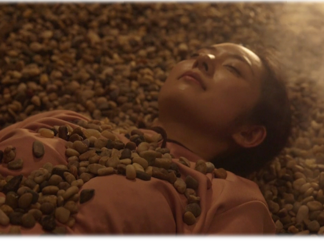 一面に敷き詰められた薬石から、じんわり感じる暖かさで汗をかきます。