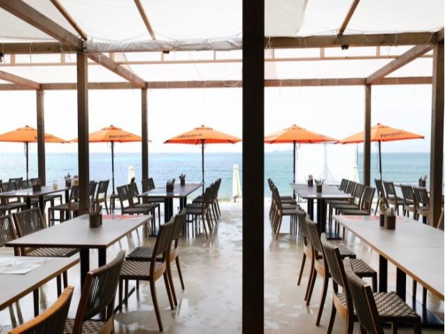 店内から見るきれいな海は格別です♪美味しいBBQを食しながら、きれいな海が見えます!