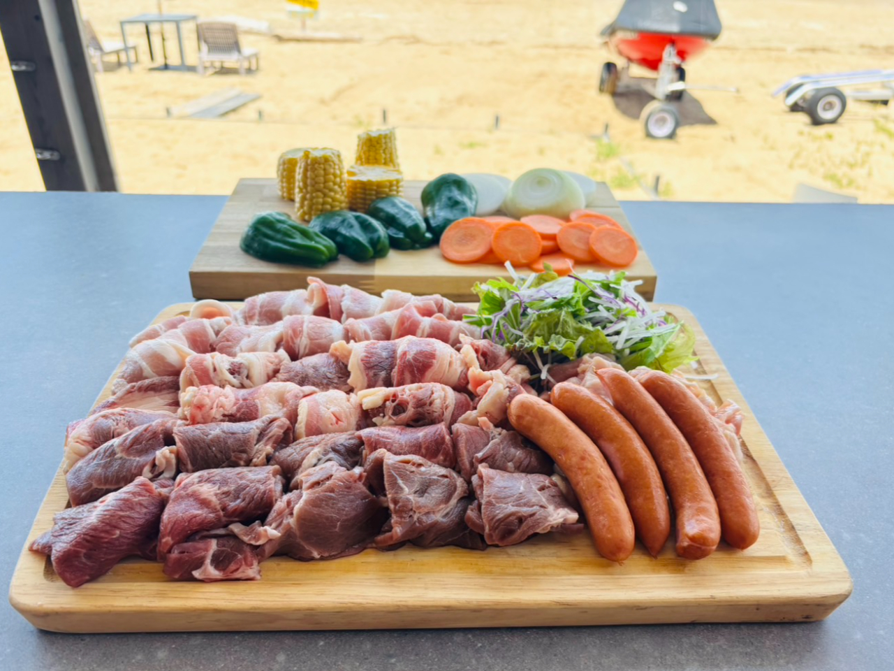 BBQを楽しんだら、海で遊ぶこともできます♪もちろんBBQのあともシャワールームとパウダールームの使用が可能です！