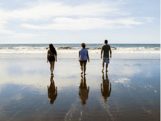 BBQを楽しんだら、海で遊ぶこともできます♪もちろんBBQのあともシャワールームとパウダールームの使用が可能です!