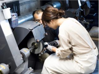 職人と同じ機械でフルーツナイフが作れる