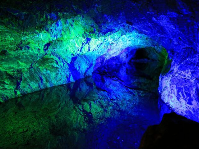 神秘的な湖に頭上高くから流れ落ちる滝、巨大な空間が目の前に現れ、冒険気分100%! また、「手引書」を片手に謎を解いていくアトラクションを楽しむことができます。