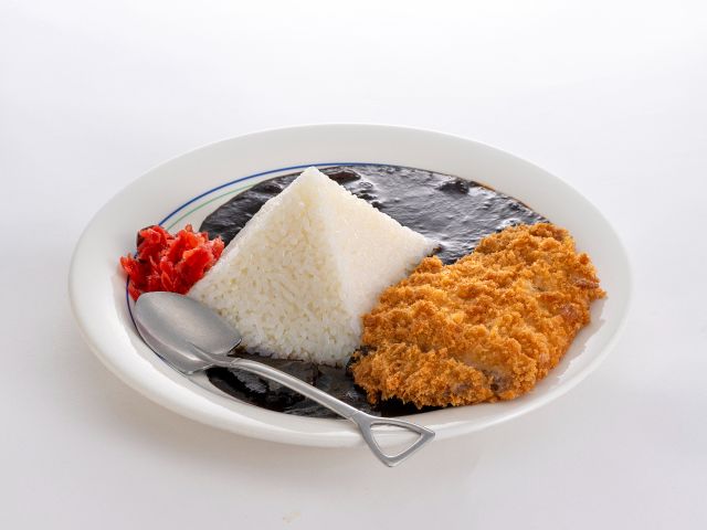 【レストラン・ムー】大人にも人気の「漆黒カツカレー」は映えもバッチリ!※レストランは土・日・祝日の営業となります