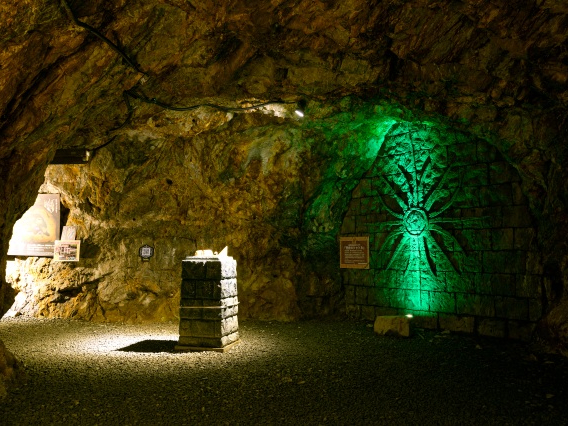 ́cꖇ̌Òn}̔͂܂c ύz̑ƒɋRꂽǖʂɕ`ꂽꖇ̌Òn}A n}̒ʂ@i߂ƕsvcȒnԂꂽII