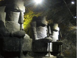 山口県岩国市の北東部、中国山地の山間に位置する冒険テーマパーク「地底王国美川ムーバレー」ムー大陸をはじめとした「超古代文明」をテーマとした不思議な場所