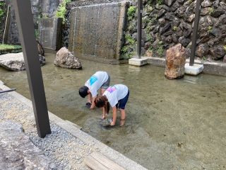 ★王国入国料+砂金取り体験のセットプラン★体験水槽の中に入っている砂を専用のパンニング皿ですくい、水の中で「ゆすって、流す」だけ!