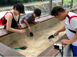 砂の中に埋もれている色とりどりの天然石を探し出し、 専用のケースに詰め込んでお持ち帰りいただけます♪