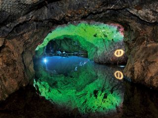 それは…一枚の古地図の発見からはじまった… 玖珂鉱の操業中に偶然発見された壁面に描かれた一枚の古地図、 地図の通り掘り進めると不思議な地底空間が発見された!!