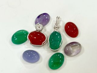 アーティスティックワイヤーを使って、穴の無いルースをラッピング。ペンダントトップを作りましょう。