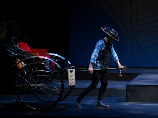 舞台の大道具と出演者にも