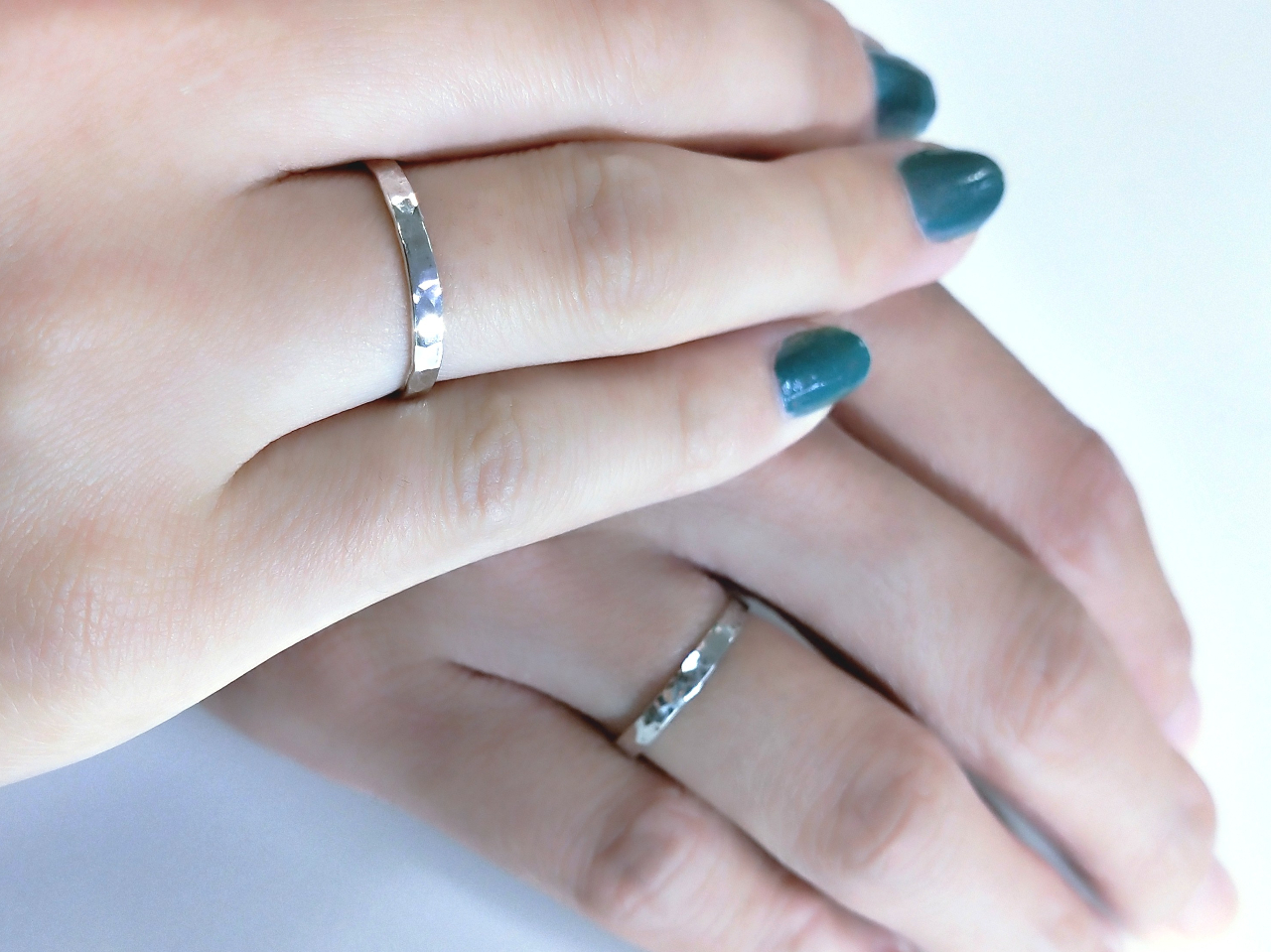 『 イニシャル入りSILVERリング』金鎚で一つ一つ叩き入れる鎚目つちめ（叩いた...