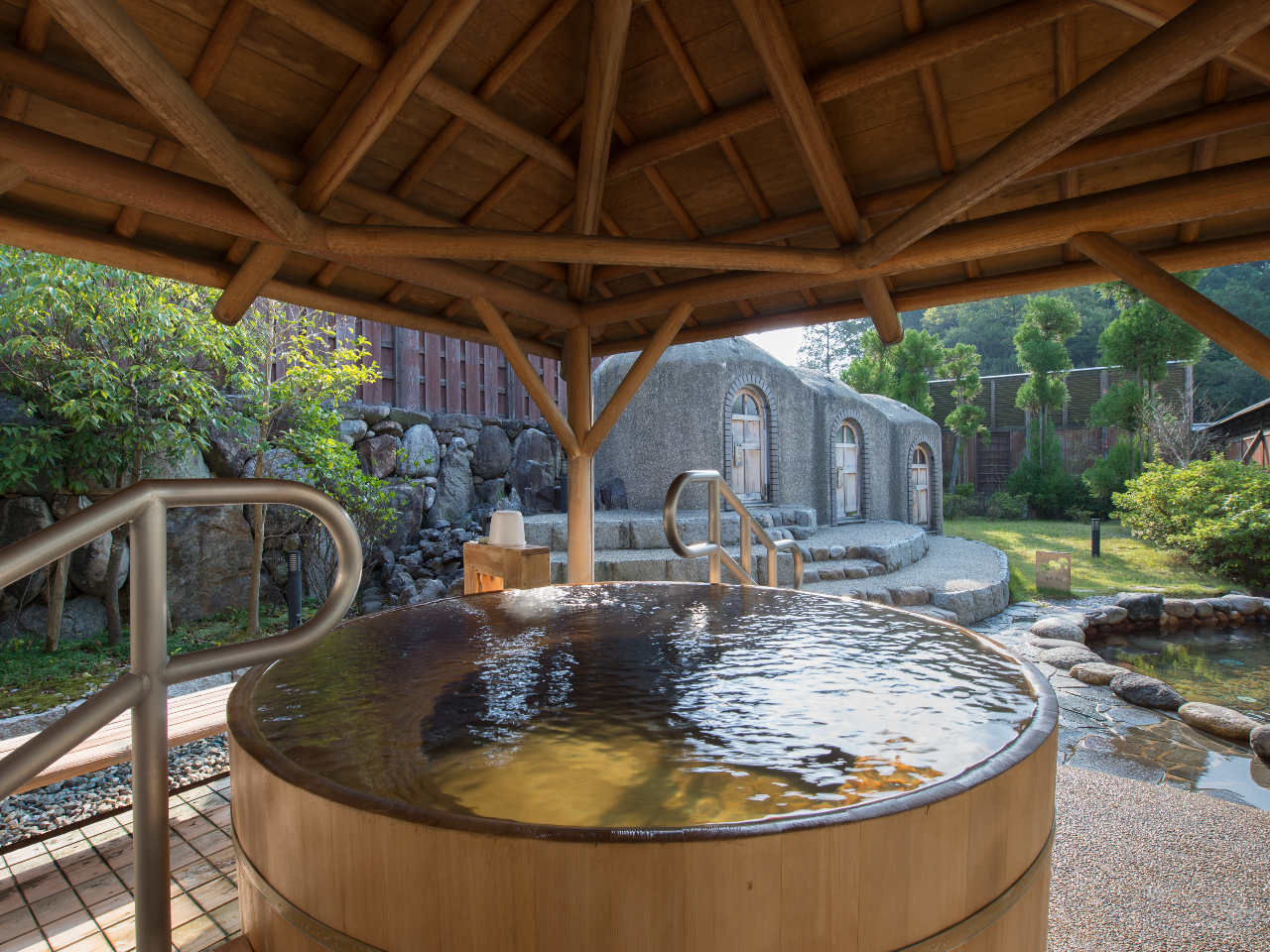 けさんの湯の酒樽風呂です。奥に露天風呂もございます。男性は奇数日、女性は偶数日にご入浴いただけます。