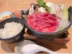 レストラン『くれは』の人気メニュー さるびのビーフのすき焼き定食(小鉢、ごはん、みそ汁、漬物付き)がついたお腹も心も満足プラン!うどん玉を+200円で追加♪