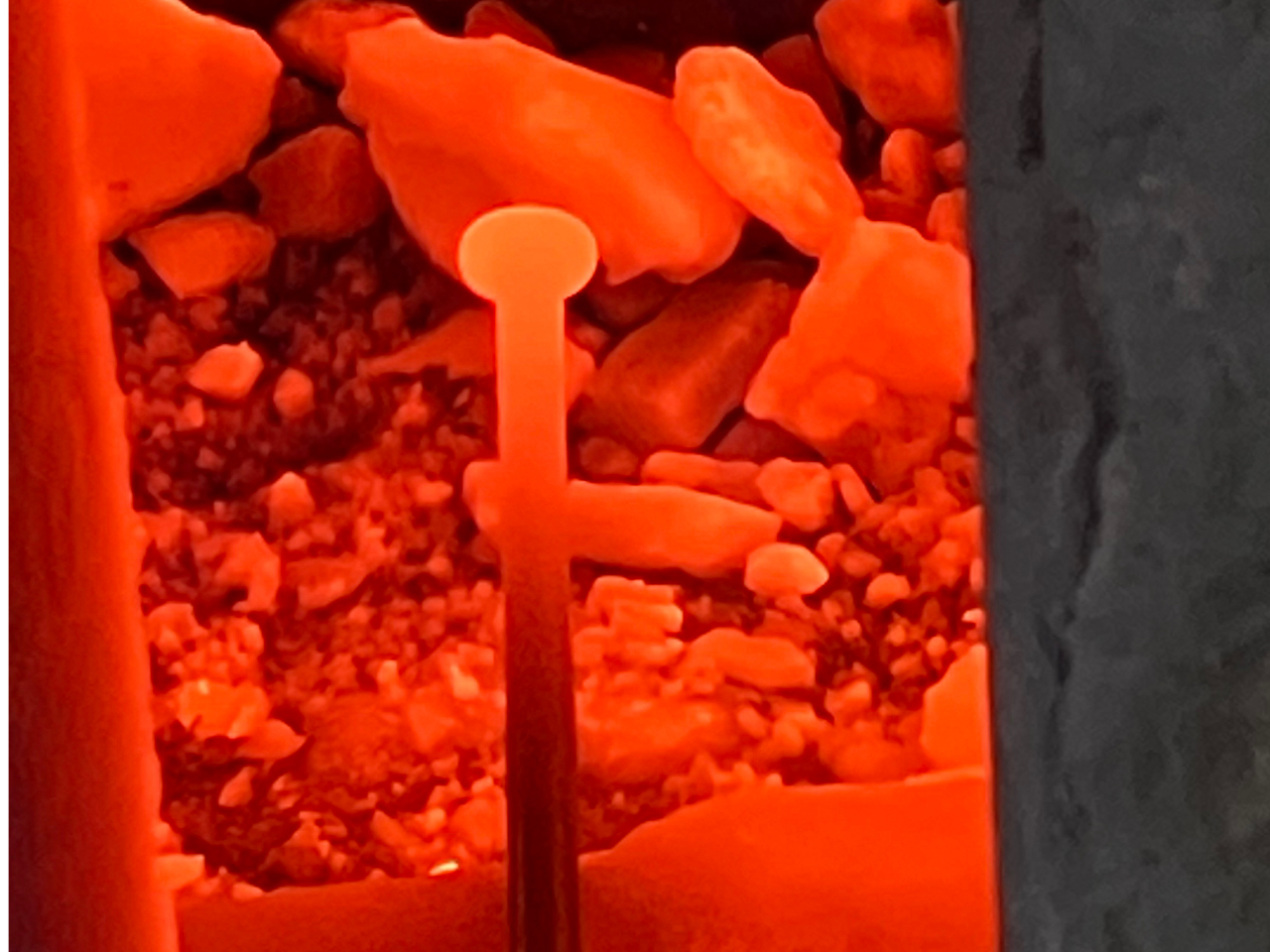 炉の中でくぎを赤くなるまで熱します(職人が担当します)