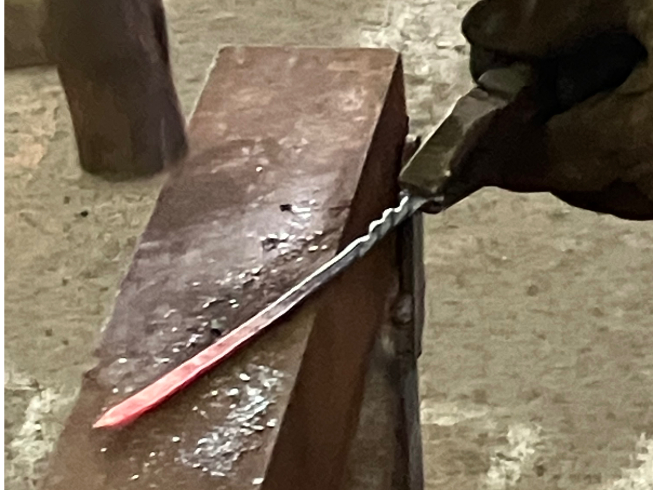 釘の先を叩いて平たくします