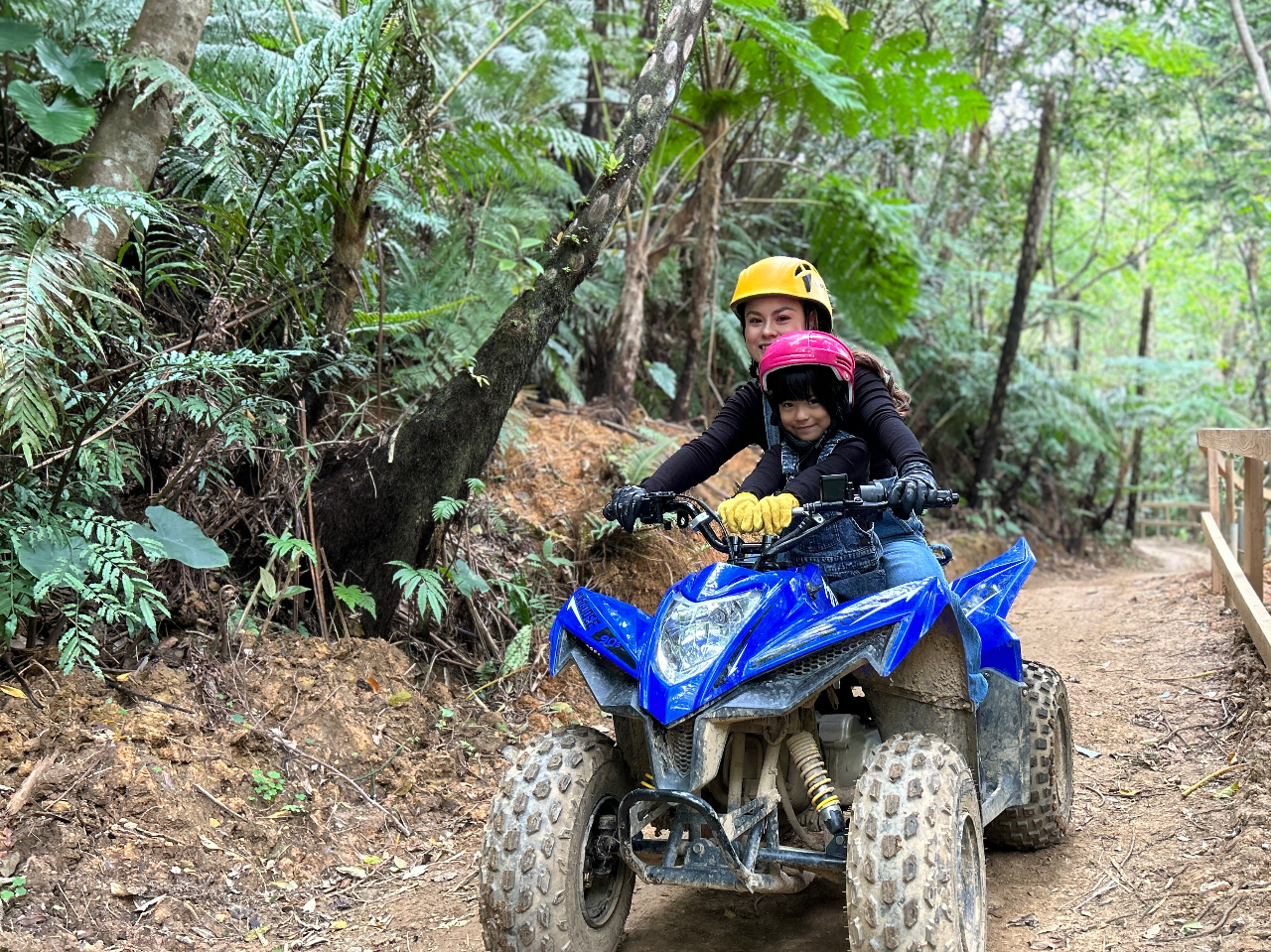 4΂QOKꏏ̃oM[ɏĐeqŊy`IJ[܂鎖܂Ȃ