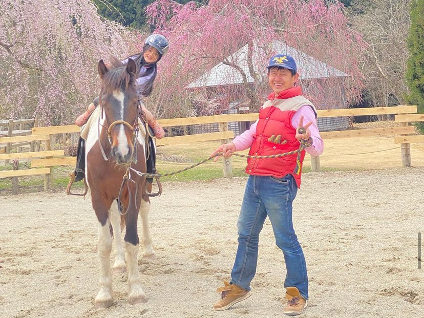 【引き馬乗馬体験】《場内コース角馬場一周(約5分)》スタッフが手綱を引いて写真撮...