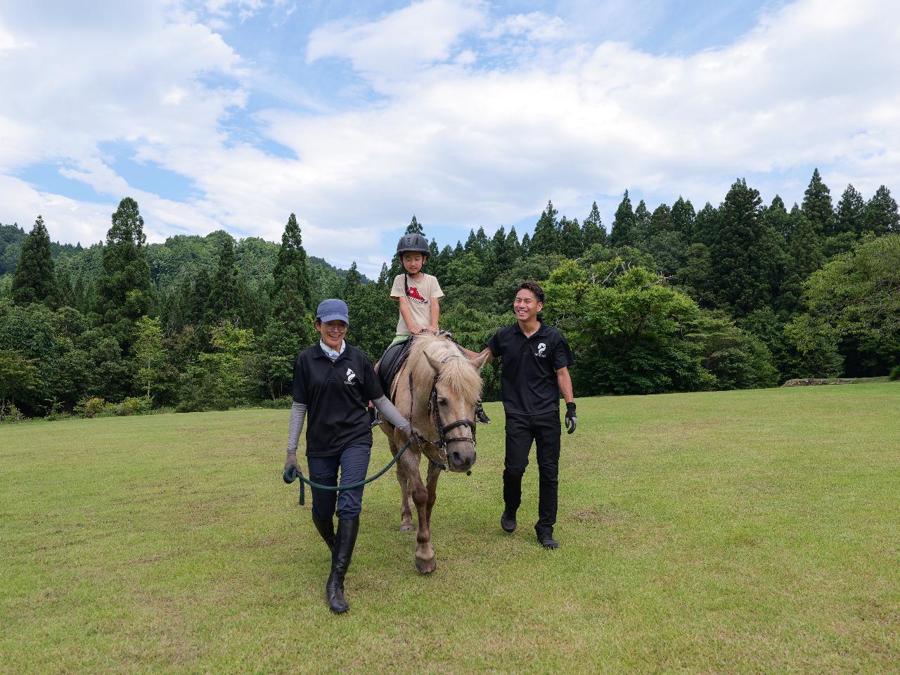 【引き馬乗馬体験】《場外コース芝生外周(約5分以内)》スタッフが手綱を引いて写真...