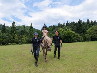 芝生のコースを一周します。ファームの景色をバックに写真撮影ができます。