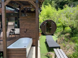 ゆったりお過ごし頂くのは大人4人程度までのご利用がお勧めです。 順番に入って頂ければ大人数でも楽しめます。