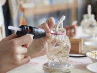 グルーガンで、貝を接着