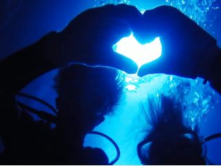 神秘的な青の洞窟体験で素敵な思い出を