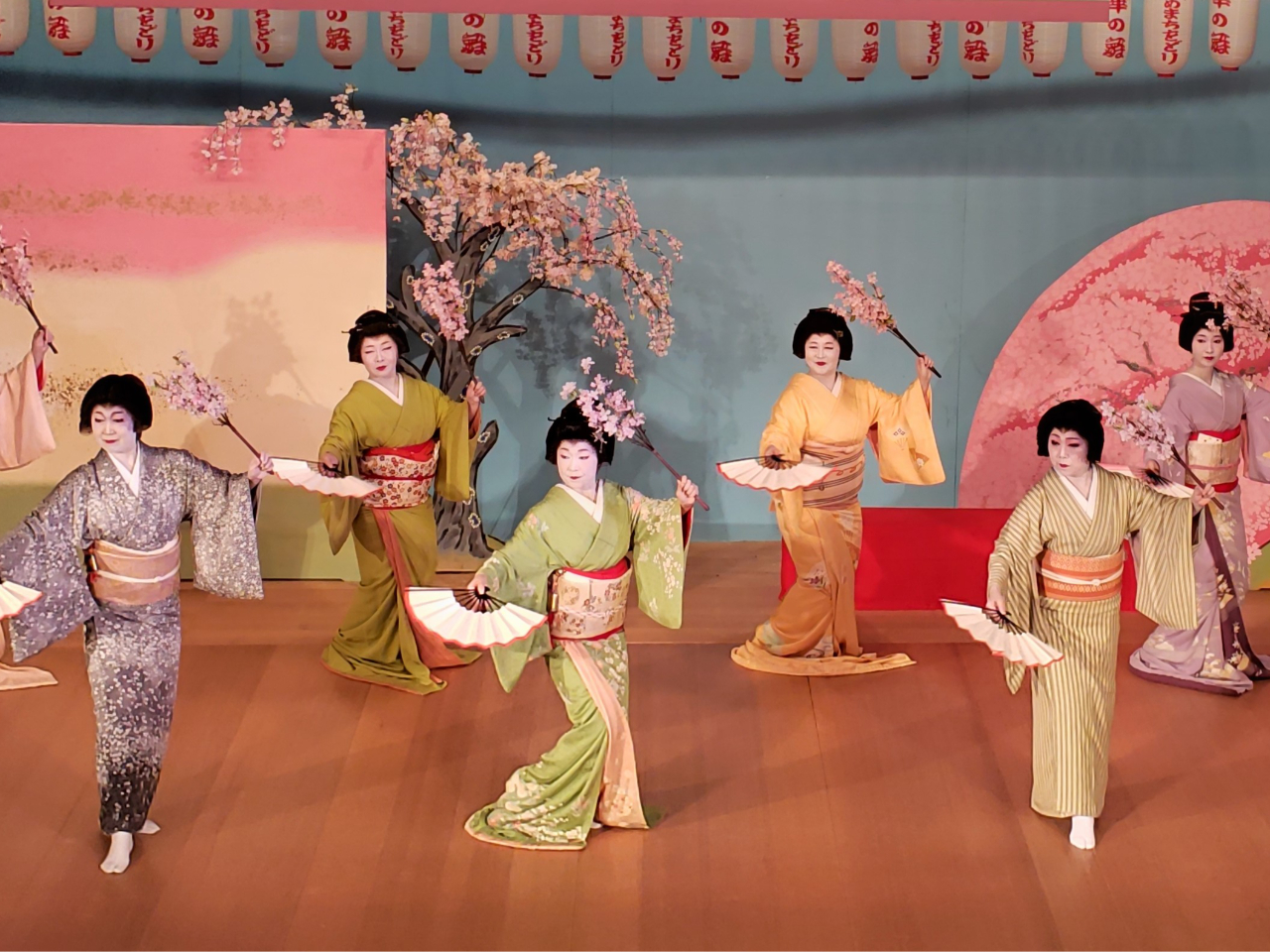 Enjoy the elegant dance performance on stage by professional geisha (join-in)