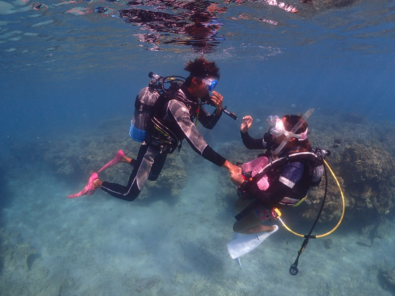 慣れるまでは水面近くでしっかりと練習します!インストラクターも常に一緒です!