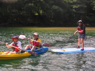 カヤックは2人乗りも1人乗りもあります。