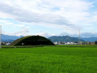 田んぼの中に突如現れる掩体