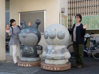 やなせたかしロードの銅像と記念撮影